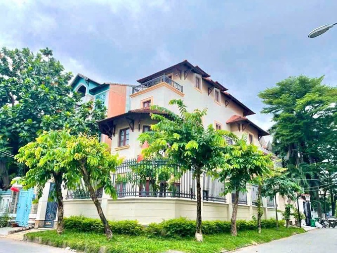 BÁN BIỆT THỰ GÓC 2 MẶT TIỀN 215E1 NGUYỄN VĂN HƯỞNG THẢO ĐIỀN – 257M² – HỒ BƠI, 5 PHÒNG NGỦ – 82 TỶ