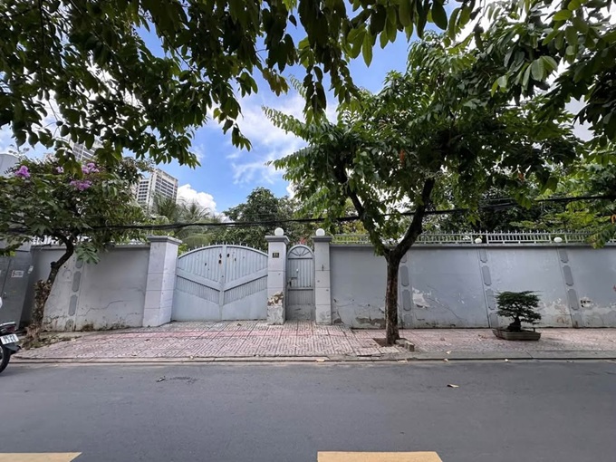 Cho thuê biệt thự mặt tiền 21 Tống Hữu Định, Thảo Điền: Diện tích 1.010m² full thổ cư, sân vườn rộng