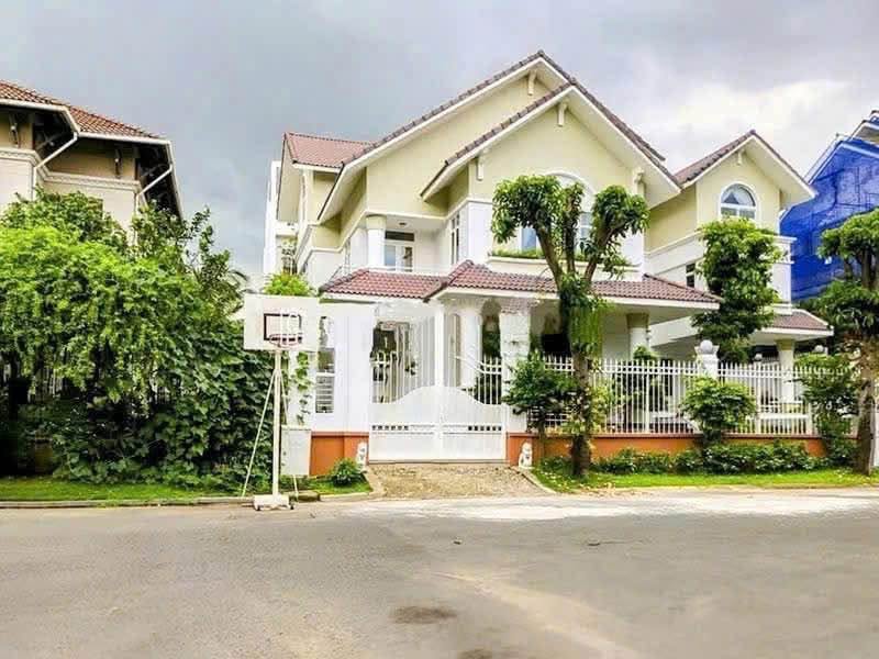 Cho Thuê Biệt Thự Sân Vườn Compound Eden Nguyễn Văn Hưởng, Thảo Điền, TP.HCM: Diện Tích 360m², 1 Hầm