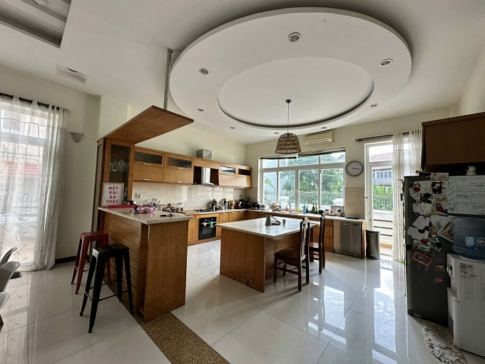 CHO THUÊ BIỆT THỰ KHU KIM SƠN NGUYỄN VĂN HƯỞNG THẢO ĐIỀN – 550M² – 5 PHÒNG NGỦ – HỒ BƠI, SÂN VƯỜN – 6.000 USD/THÁNG